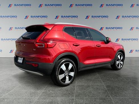 Used 2019 Volvo XC40 T4 Momentum image 5