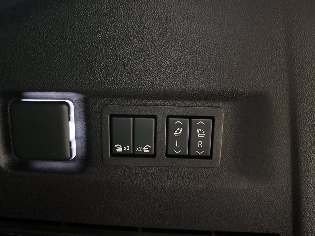 Used 2025 Chevrolet Suburban Premier AWD/4WD image 39