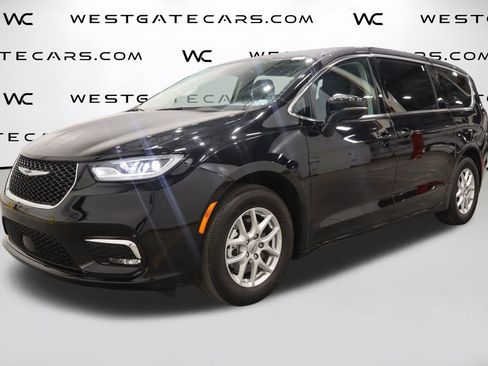 Used 2024 Chrysler Pacifica Touring-L image 1