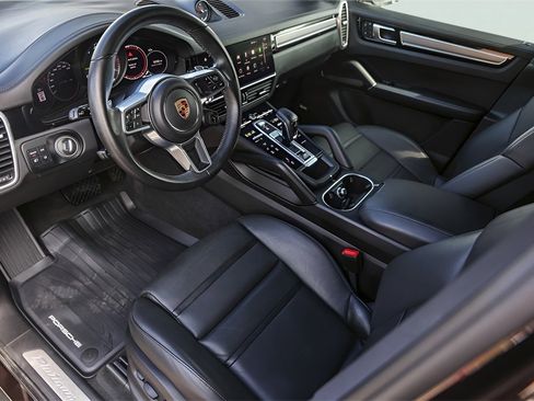 Used 2022 Porsche Cayenne Platinum Edition image 12