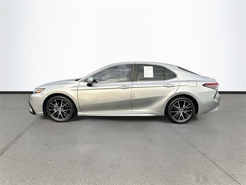 Used 2023 Toyota Camry SE image 4