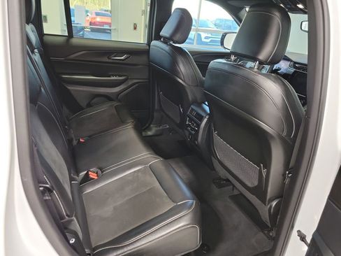 Used 2023 Jeep Grand Cherokee Altitude image 7