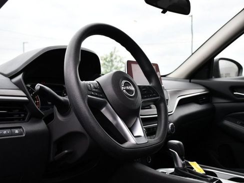 Used 2024 Nissan Altima 2.5 SV FWD image 11