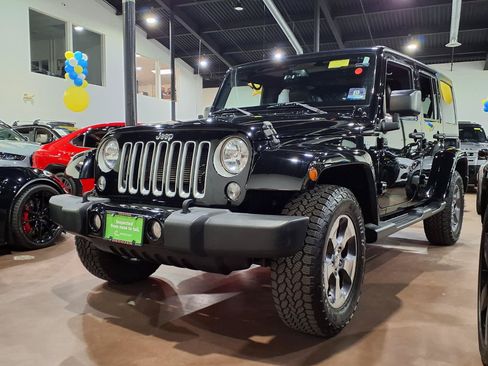 Used 2016 Jeep Wrangler Unlimited Sahara AWD/4WD image 3