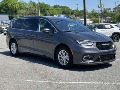 Used 2023 Chrysler Pacifica Touring-L
