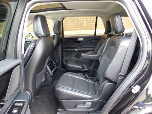 Used 2025 Lincoln Aviator AWD image 37