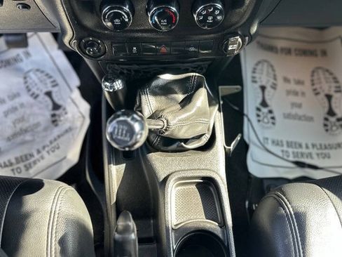 Used 2015 Jeep Wrangler Unlimited Rubicon w/ Connectivity Group AWD/4WD image 16