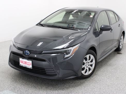 Used 2025 Toyota Corolla LE FWD image 2