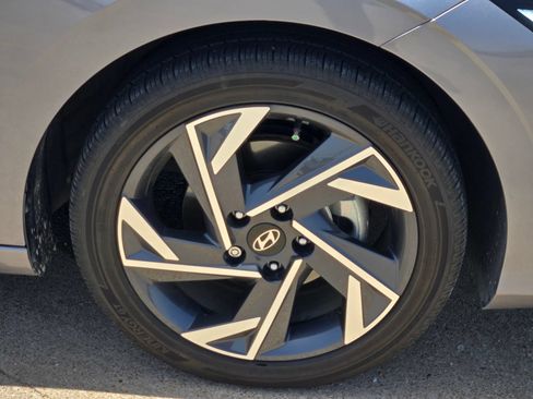 Used 2025 Hyundai Elantra Limited FWD image 9