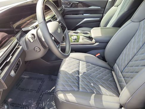 Used 2026 Cadillac Escalade IQL Sport 1 w/ LPO, ONYX Package AWD/4WD image 24