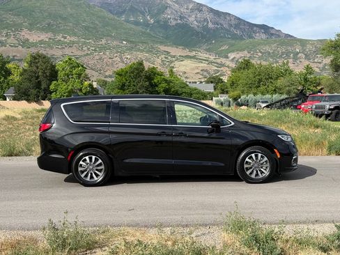 Used 2024 Chrysler Pacifica Limited FWD image 8