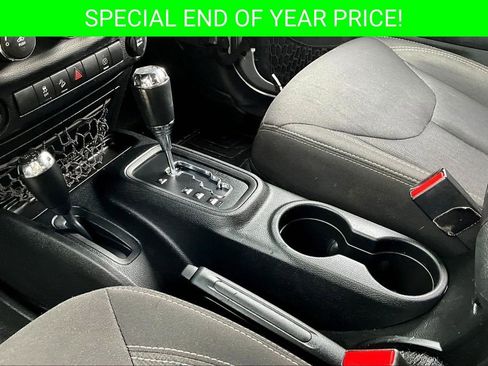 Used 2016 Jeep Wrangler Unlimited Rubicon w/ Connectivity Group image 16