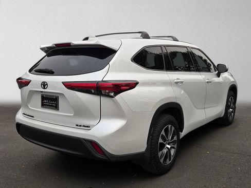 Used 2022 Toyota Highlander XLE AWD/4WD image 3