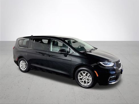 Used 2023 Chrysler Pacifica Touring-L FWD image 4