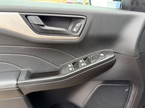 Used 2022 Ford Escape SE w/ SE Sport Appearance Package image 27