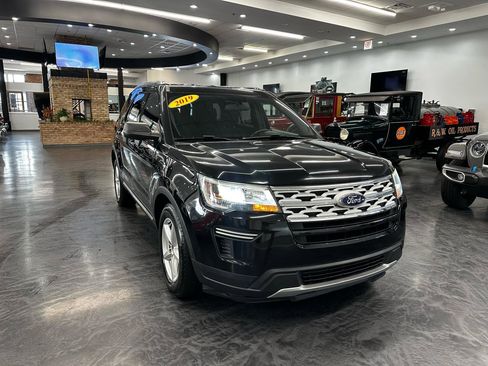 Used 2019 Ford Explorer XLT FWD image 3
