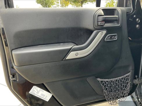 Used 2017 Jeep Wrangler Unlimited Sahara image 14