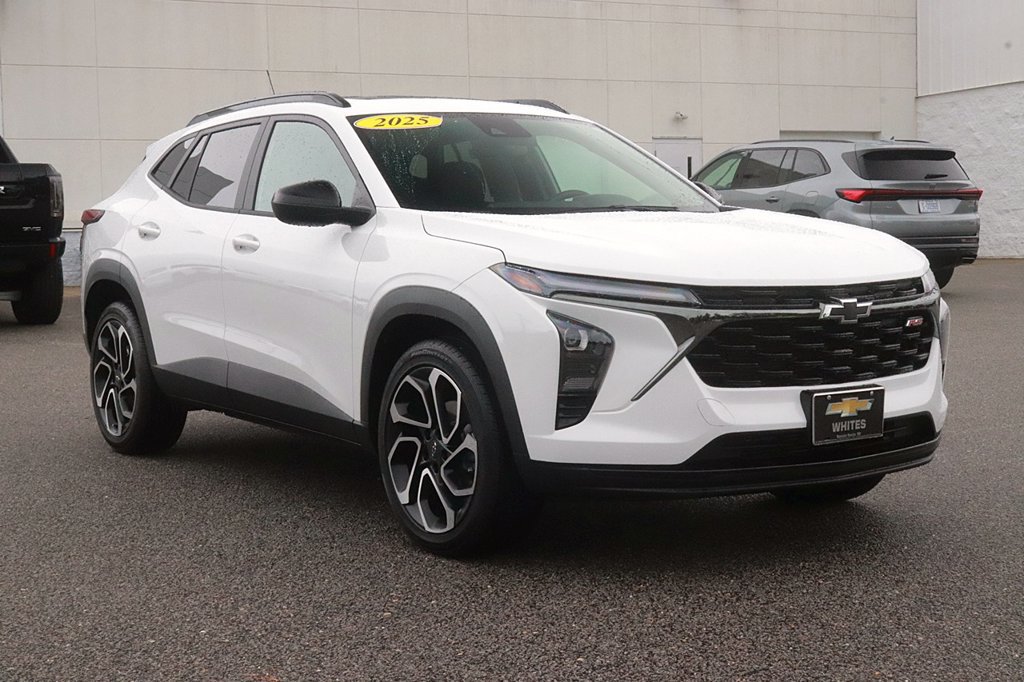 Used 2025 Chevrolet Trax RS w/ Sunroof Package FWD image 3