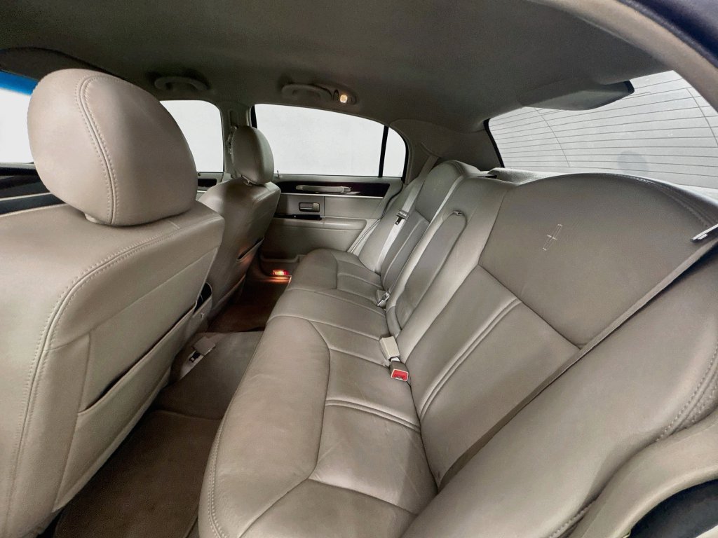 Used 2007 Lincoln Town Car Signature Limited RWD image 26