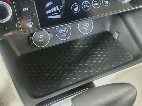 Used 2025 Genesis G70 2.5T RWD image 26
