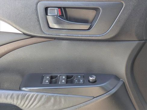 Used 2015 Toyota Highlander Plus FWD image 2