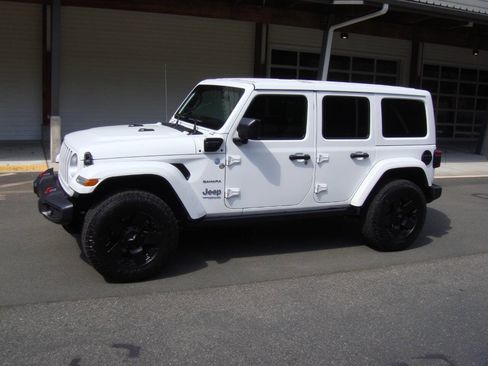 Used 2022 Jeep Wrangler Unlimited Sahara w/ Cold Weather Group AWD/4WD image 3