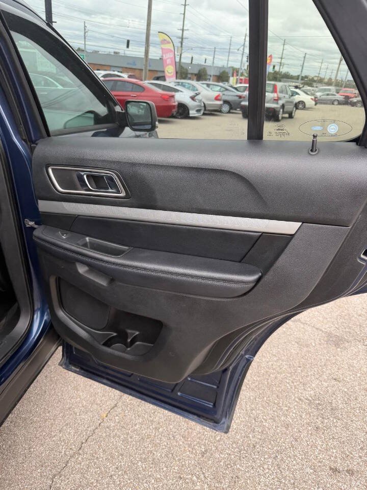 Used 2017 Ford Explorer XLT w/ Equipment Group 202A AWD/4WD image 29
