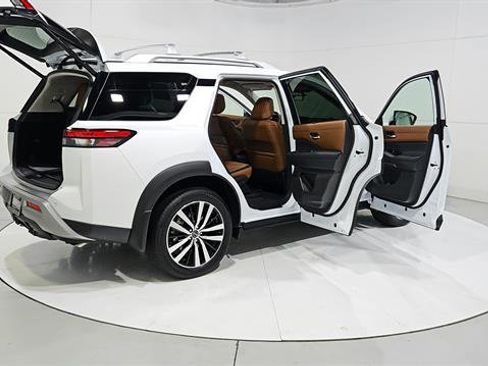 Certified 2025 Nissan Pathfinder Platinum FWD image 32