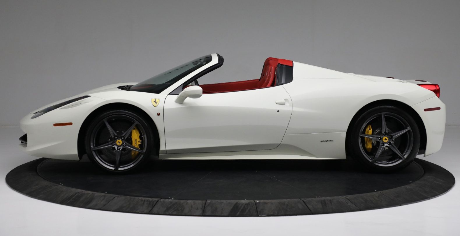 Used 2015 Ferrari 458 Spider RWD image 2