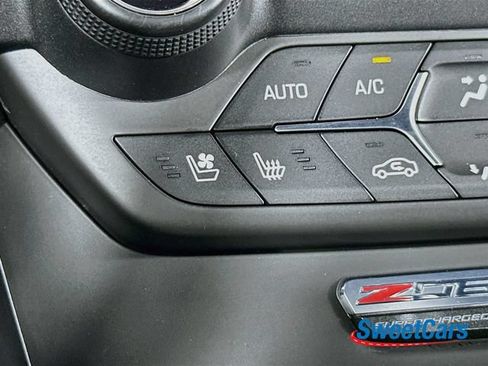 Used 2015 Chevrolet Corvette Z06 w/ 3LZ Preferred Equipment Group RWD image 27