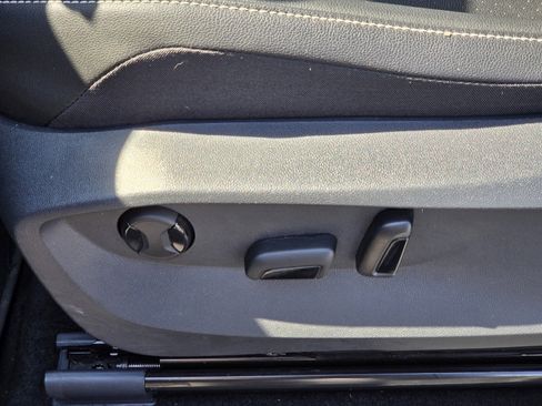 Used 2023 Volkswagen Tiguan SE image 17