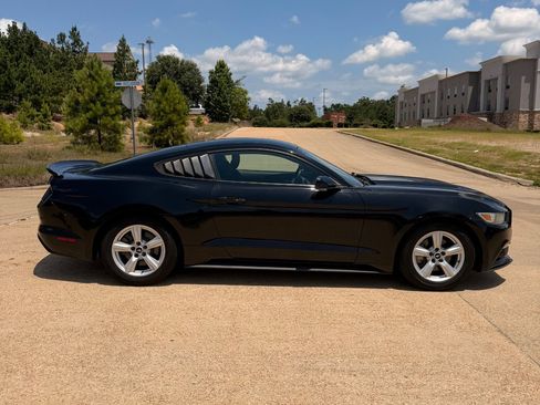 Used 2015 Ford Mustang Coupe RWD image 4