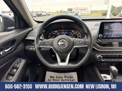 Used 2025 Nissan Altima 2.5 SV FWD image 13