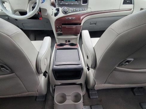Used 2011 Toyota Sienna XLE image 32