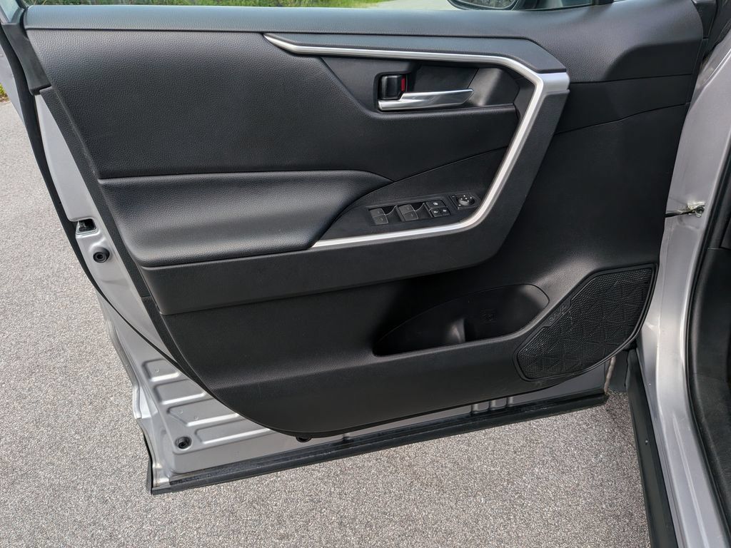 Used 2022 Toyota RAV4 XLE w/ Convenience Package FWD image 9