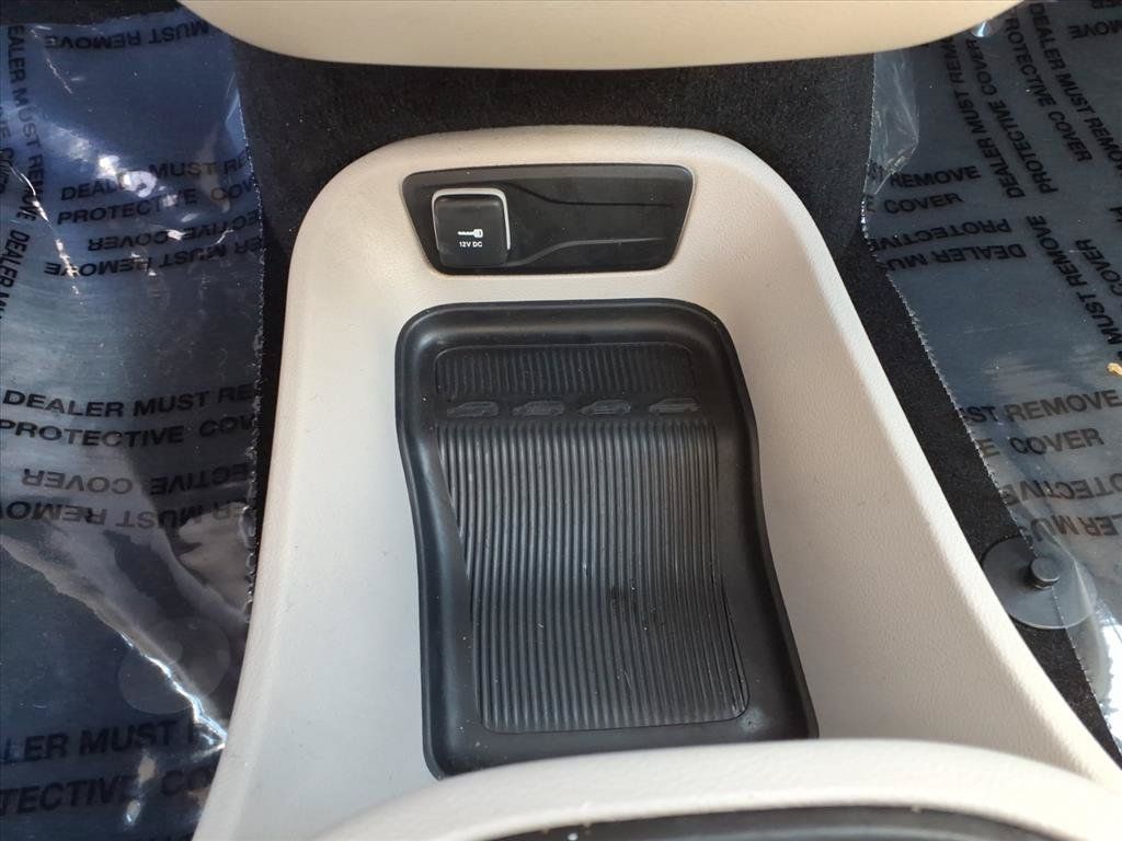 Used 2024 Chrysler Pacifica Touring-L FWD image 13