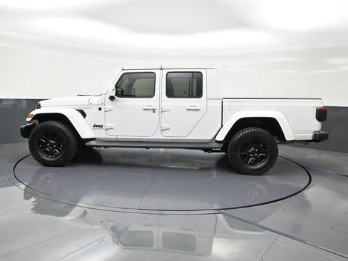 Used 2023 Jeep Gladiator Overland AWD/4WD image 2