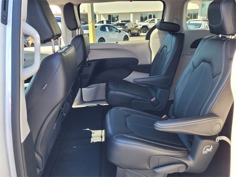 Certified 2024 Chrysler Pacifica Touring-L image 11
