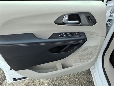 Used 2024 Chrysler Pacifica Touring-L image 14