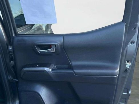 Used 2016 Toyota Tacoma TRD Sport w/ Towing Package image 11