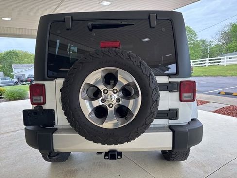 Used 2017 Jeep Wrangler Unlimited Sahara w/ Connectivity Group AWD/4WD image 5