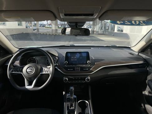 Used 2024 Nissan Altima 2.5 SV image 10