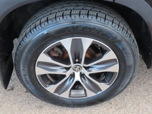 Used 2020 Toyota Highlander XLE image 14