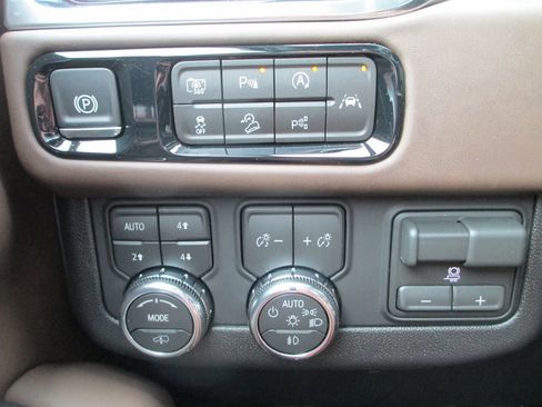 New 2026 GMC Yukon Denali Ultimate AWD/4WD image 18