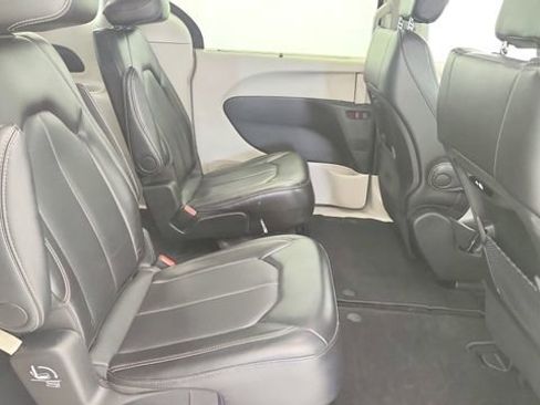 Used 2024 Chrysler Pacifica Touring-L FWD image 22