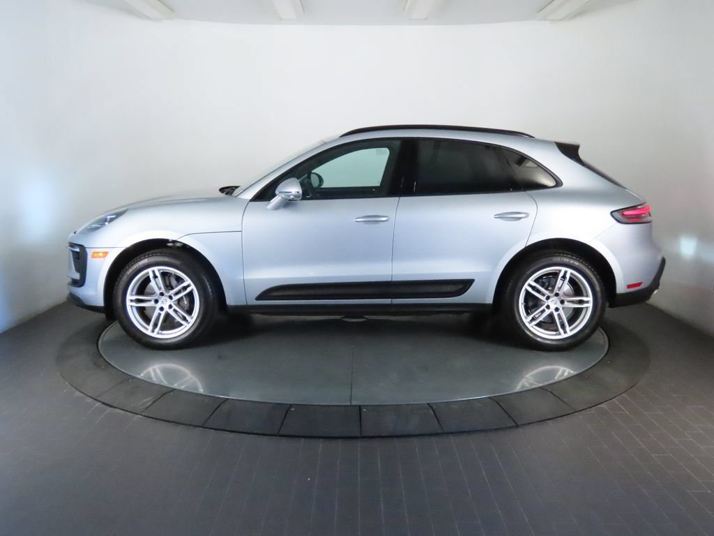 Certified 2026 Porsche Macan AWD/4WD image 2