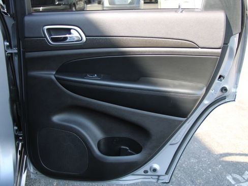 Used 2018 Jeep Grand Cherokee Altitude image 31