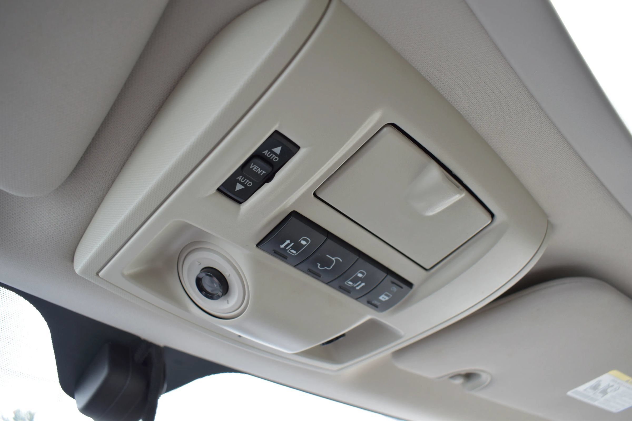 Used 2014 Chrysler Town & Country Limited w/ Luxury Group FWD image 21