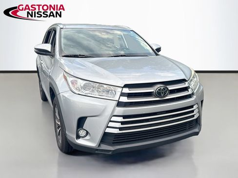 Used 2018 Toyota Highlander XLE FWD image 2