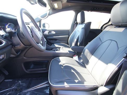 New 2026 Chrysler Pacifica Limited image 6